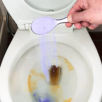 Whirlclean FaulSauber Pulver wird mit einem Löffel in die Toilette gegeben